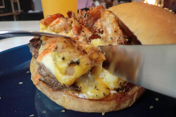 エビモッツァレラチーズバーガー