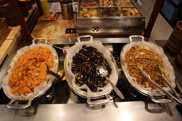 チャーハン、昆布の炒め物、焼きそば