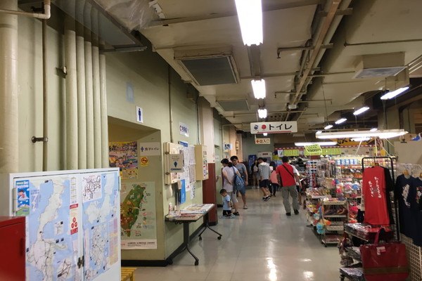 右にお土産屋さん左にトイレ