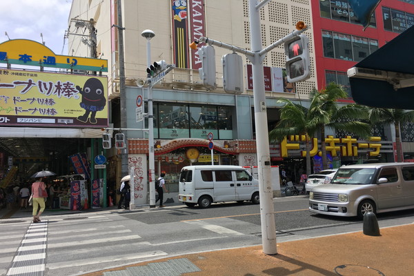 市場本通りはドンキホーテの隣