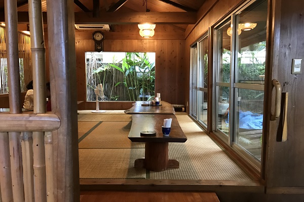 木の温かさがある店内
