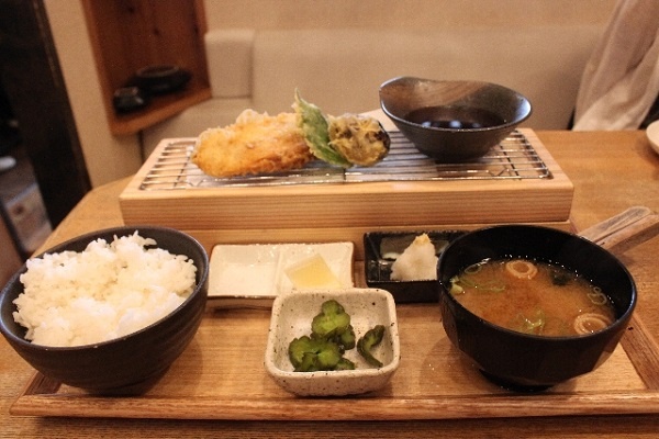 トロシイラの天ぷら定食
