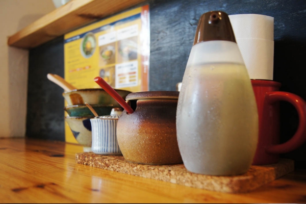 卓上の特製ラー油やお酢