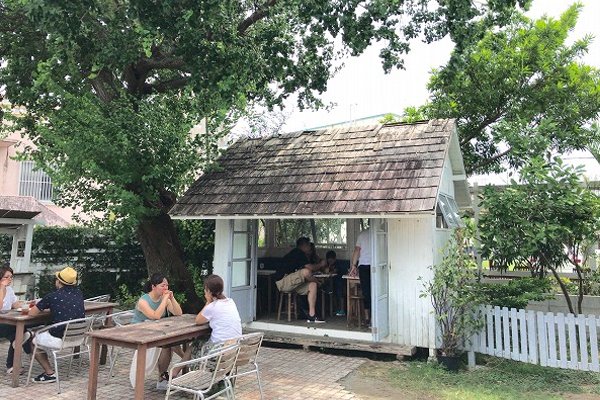 店外の小屋