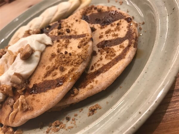 黒蜜をかけたパンケーキ
