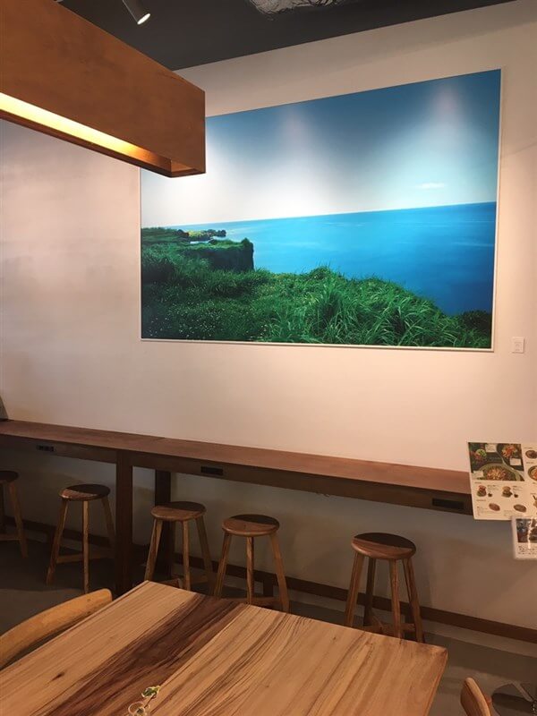 絵画とカウンター席