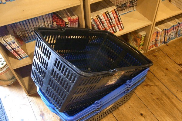 荷物入れのカゴ