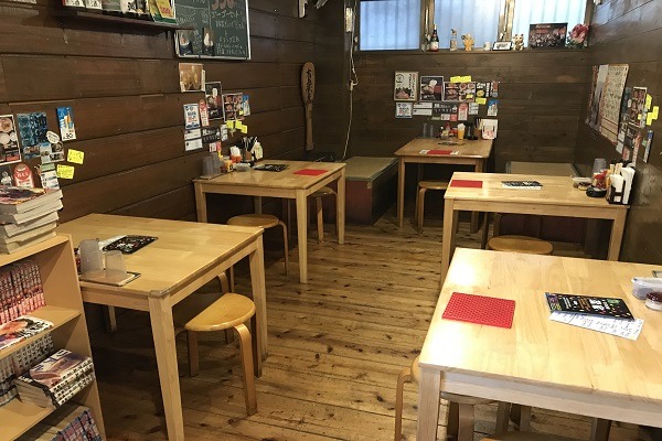 店内には5つのテーブル席