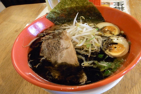 焦がしニンニク油が病みつきになる琉こがしラーメン