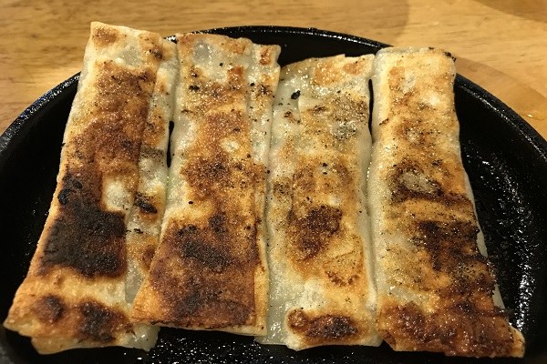 熱々の鉄板に棒餃子