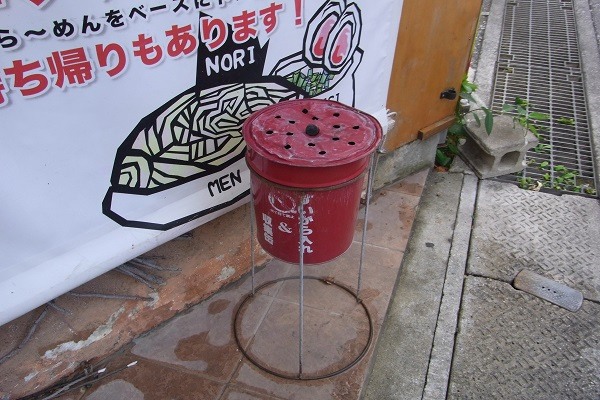 タバコは店外の喫煙所で