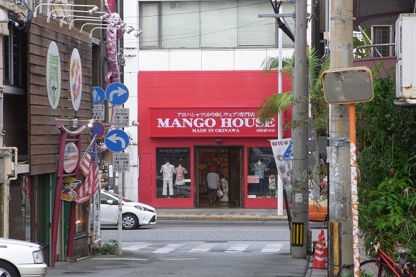 店を出て突き当たりは国際通り