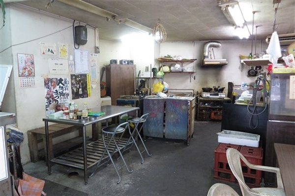 店内、左奥の席