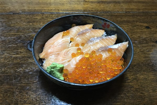 イクラ・サーモン丼