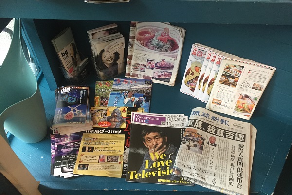 沖縄の雑誌や新聞も置いているのでゆっくりくつろげます