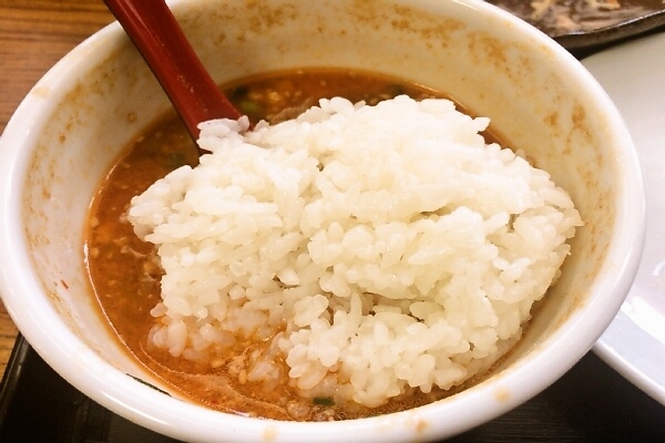残った麻婆にご飯を投入