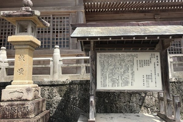 拝殿手前