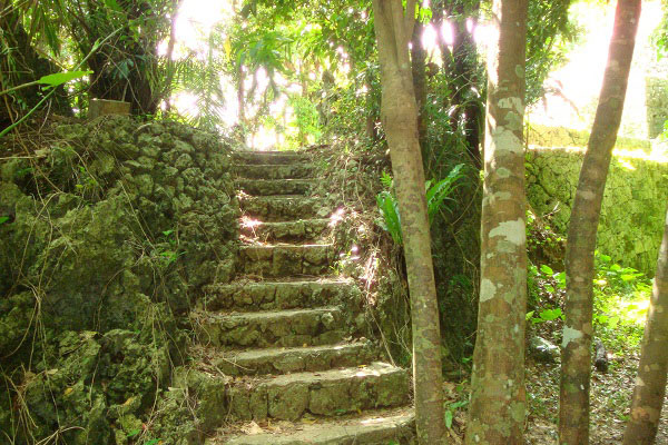 末吉宮祭場から拝殿への階段