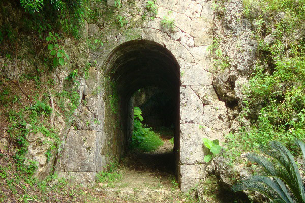 末吉宮アーチ状トンネル