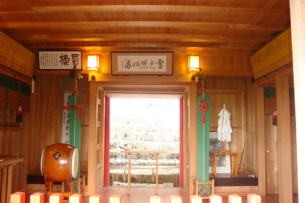 末吉宮拝殿の内観